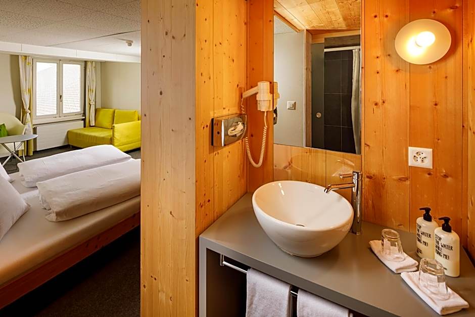 Hirschen Guesthouse - Village Hotel