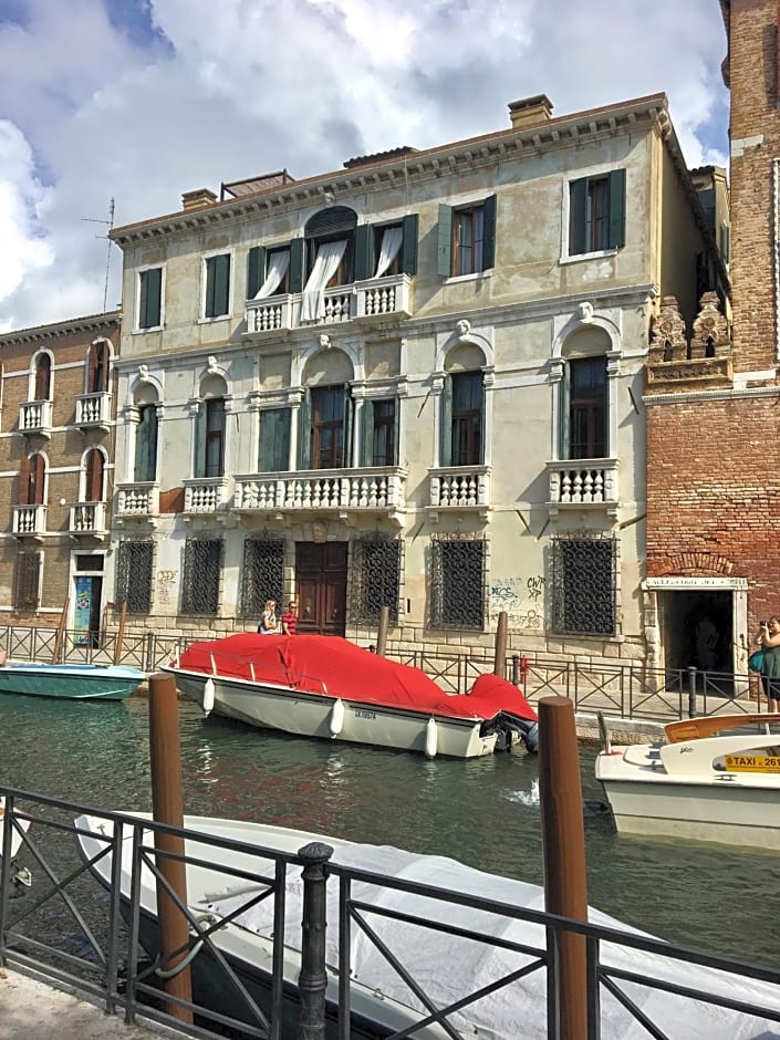 La Chambre D'Ella – Venice, GA