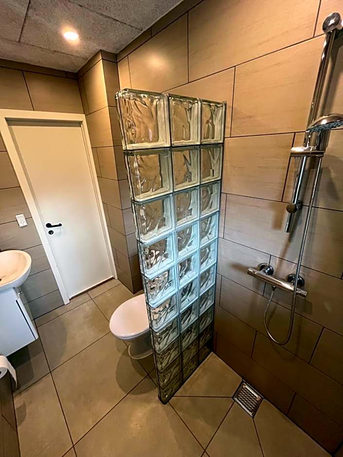 Folsted - Værelse 104 med eget badeværelse og fri parkering