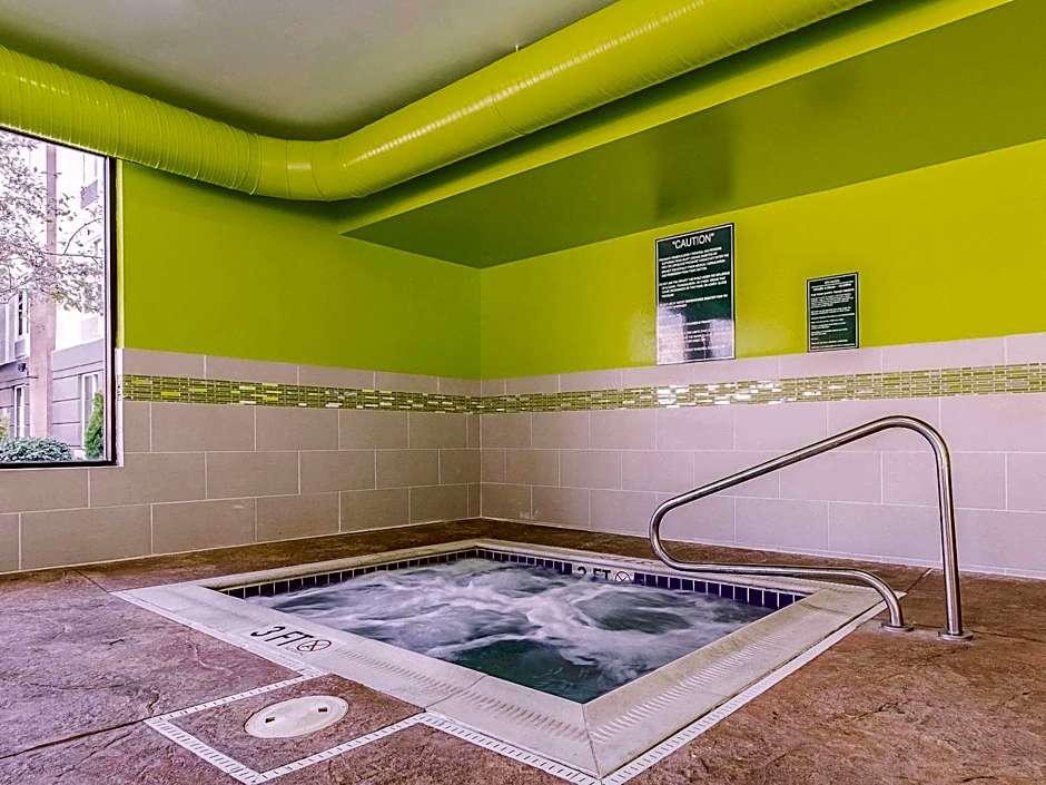 La Quinta Inn & Suites by Wyndham Cleveland Airport West