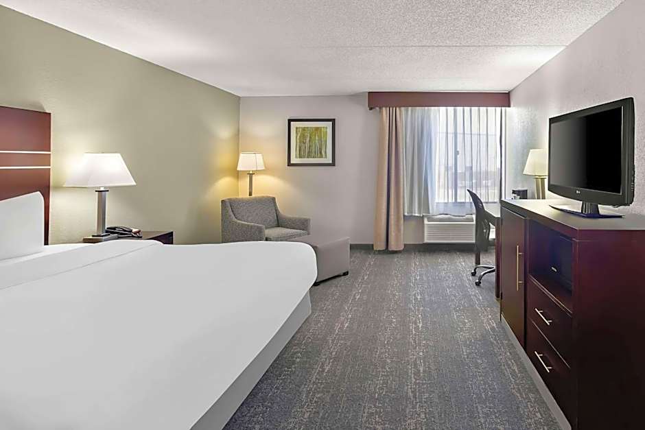 Best Western Luxbury Inn-Fort Wayne