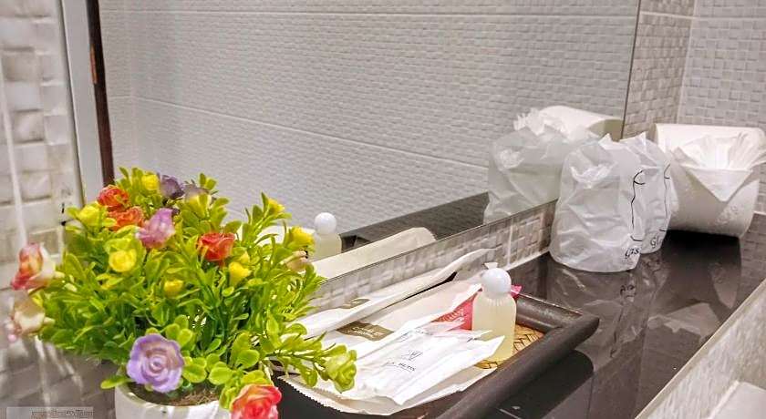 Louis' Runway View Hotel