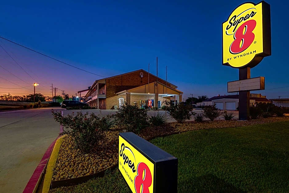 Super 8 by Wyndham Pleasanton