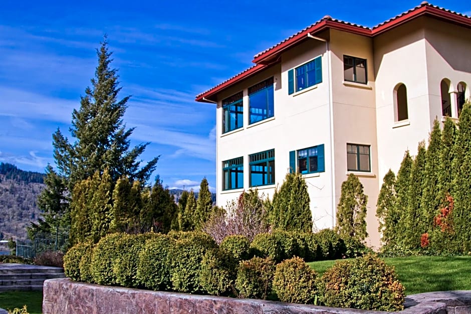 Columbia Cliff Villas