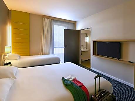 Standard Room with One Double Bed and One Single Bed