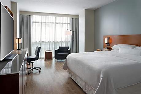 Traditional King Room with Roll-in Shower - Mobility and Hearing Accessible