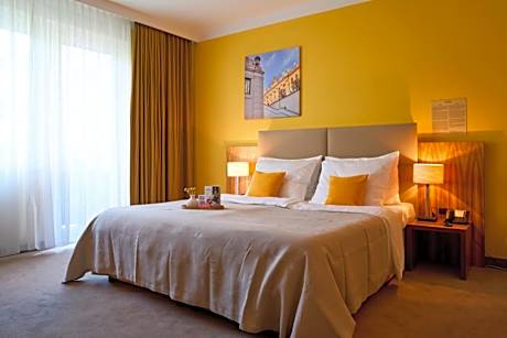 Deluxe Double Room with Balcony and Courtyard View