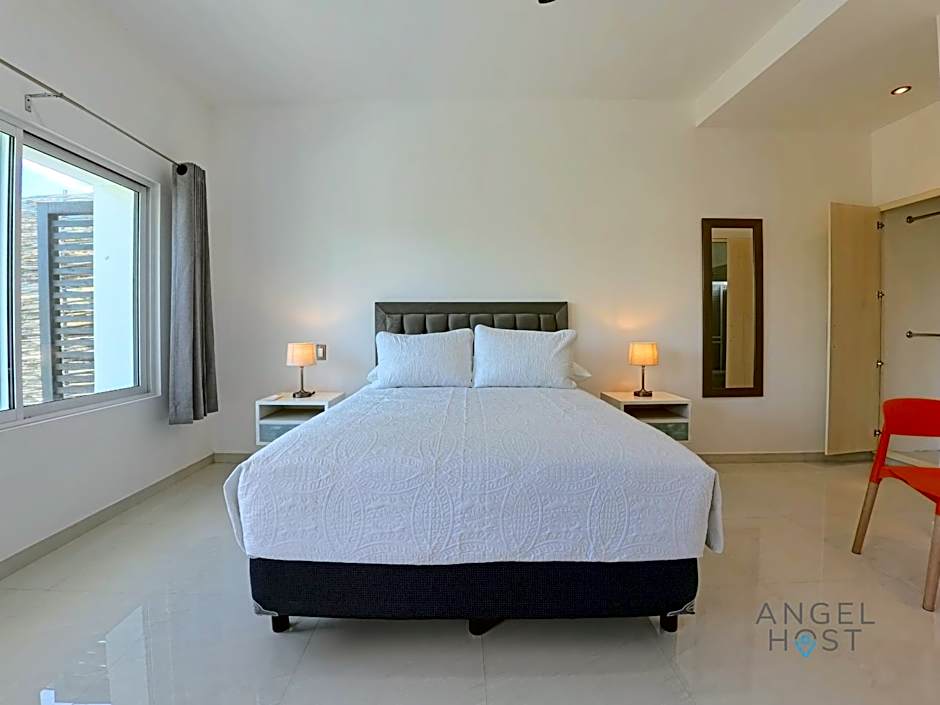Commercial Zone Studios, Pool, BBQ and Beach 7 Blocks