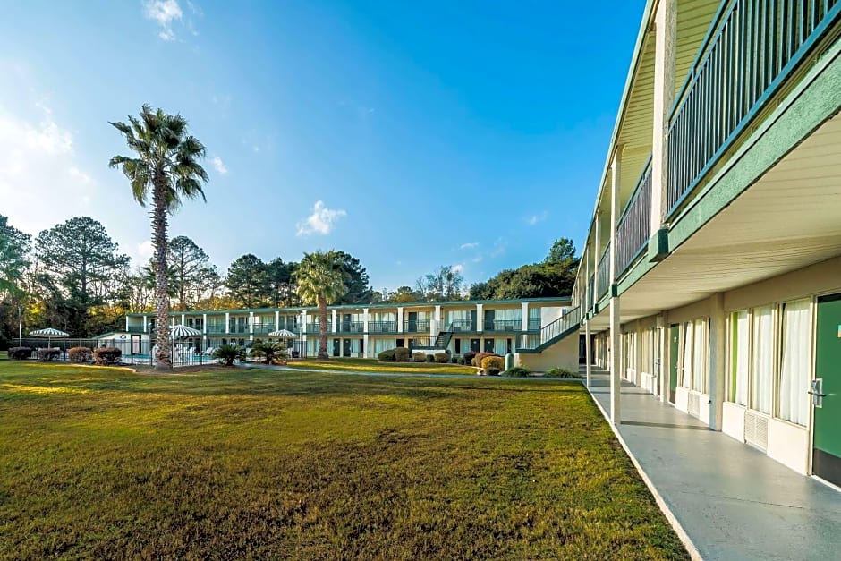 Days Inn by Wyndham Richmond Hill/Savannah