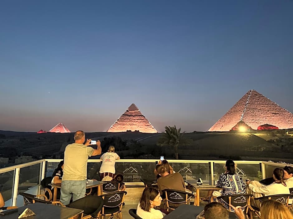 The Gate Hotel Front Pyramids & Sphinx View