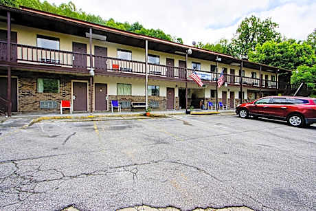 OYO Hotel Chapmanville Inn, WV - Hwy 119