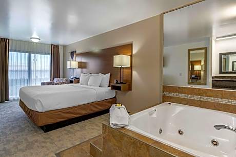 Deluxe King Room with Lake View - Non-Smoking