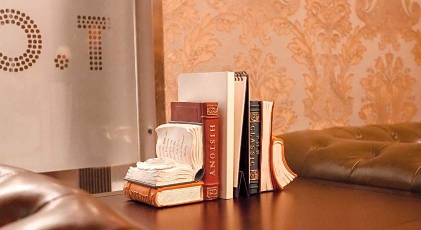 T.O.Hotel-Main Station