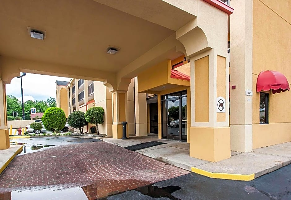 Econo Lodge Inn & Suites Memphis