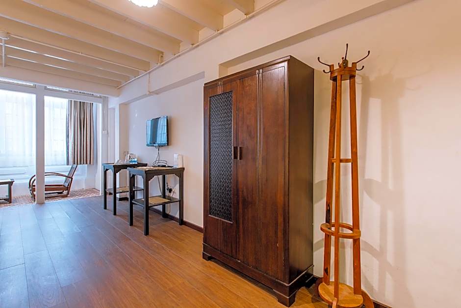 HEEREN BY THE RIVER HOTEL