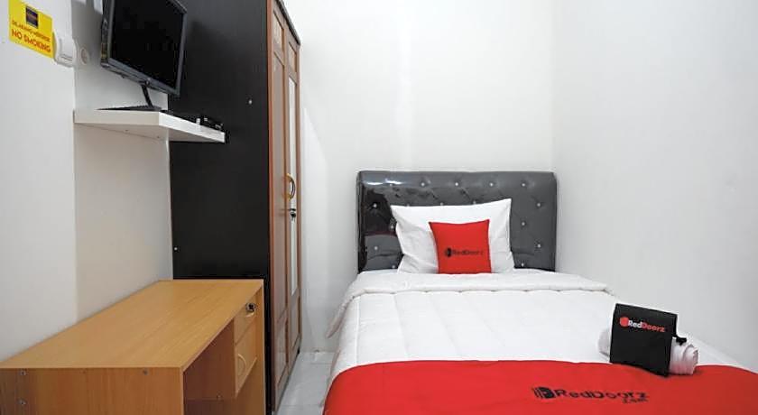 RedDoorz Hostel near Kota Lama Semarang