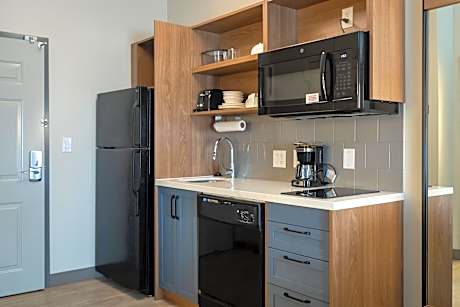 Queen Studio Suite - Non-Smoking