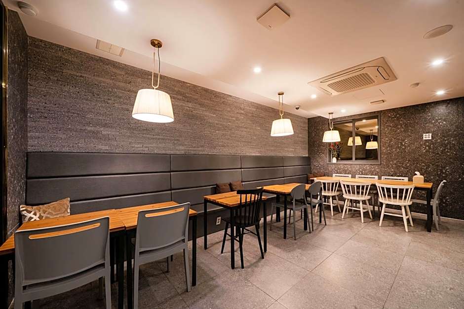 Brown-Dot Hotel Gupo