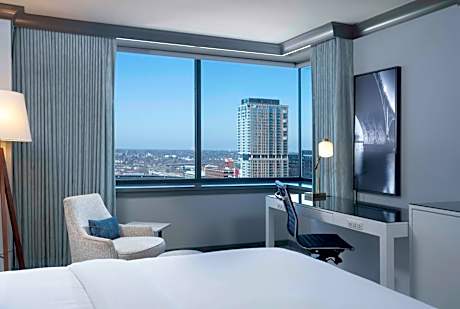 1 King Bed Corner Room Landmark View