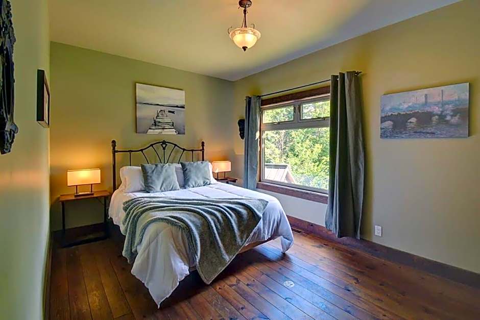 Front RIVER private BEACH 2 HOT TUBS 15 p SAUNA