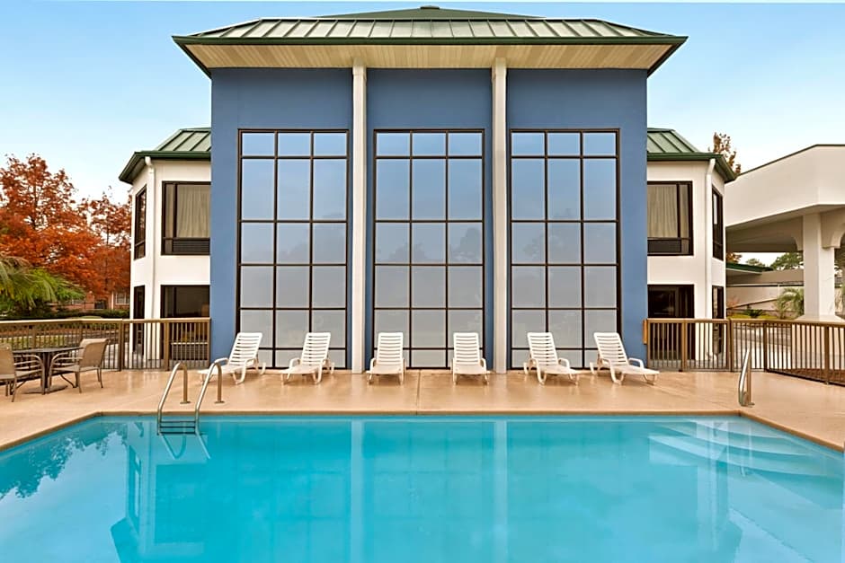 Days Inn & Suites by Wyndham Savannah Midtown