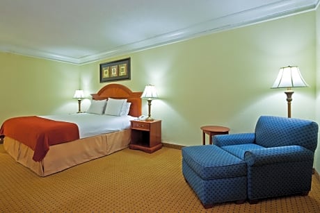 Suite King Bed With Jacuzzi