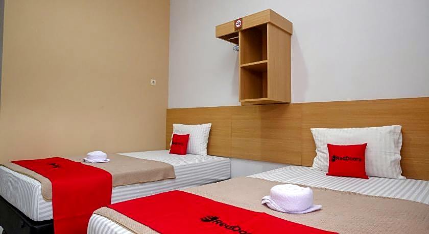 RedDoorz Syariah near Perempatan Kartasura