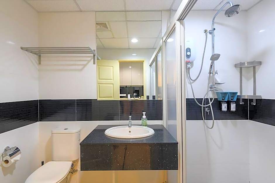 2R2B Seaview Serenity 1 to 8pax Gurney Mansion One