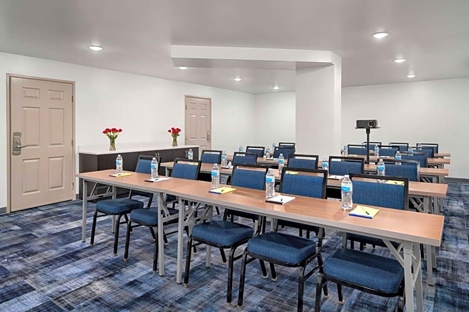 La Quinta Inn & Suites by Wyndham Columbus Airport Reynoldsburg