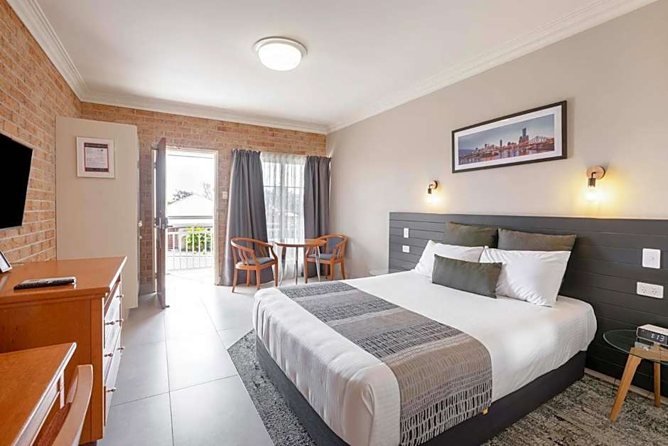 Coopers Colonial Motel