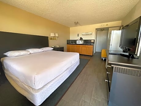 King Room with Kitchenette - Non-Smoking