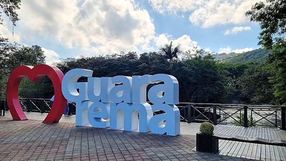 Piscina, jardim, área gourmet e vista arborizada