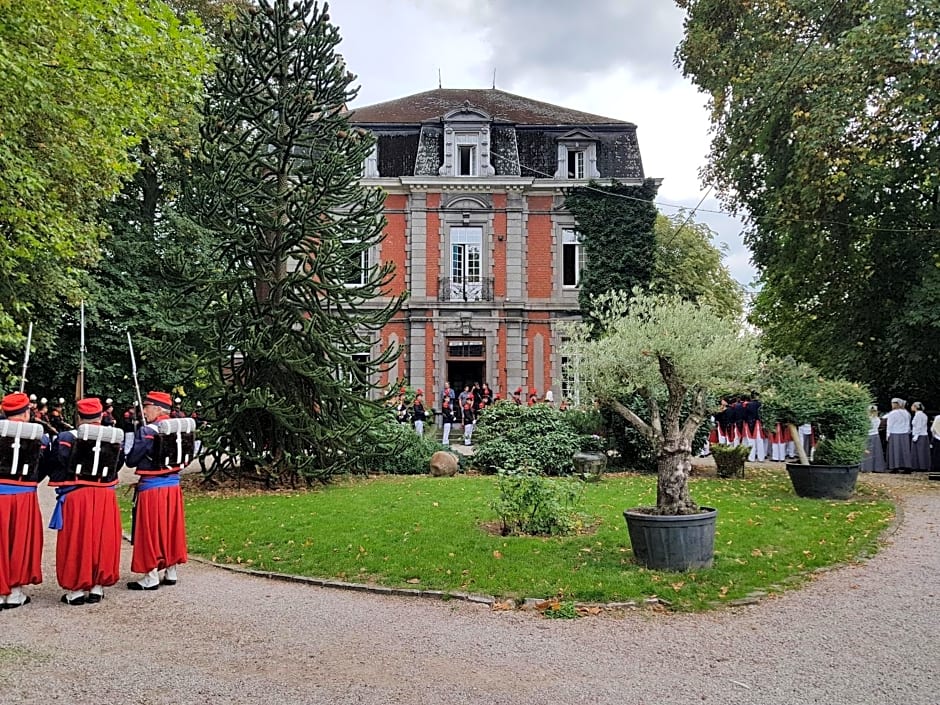 Château Lambert Moulinsart Hotel, shuttle airport, long term parking, snooker, large terrasse, dinner, breakfast