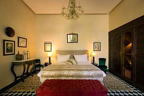 Deluxe Room (2 Adults + 1 Child)