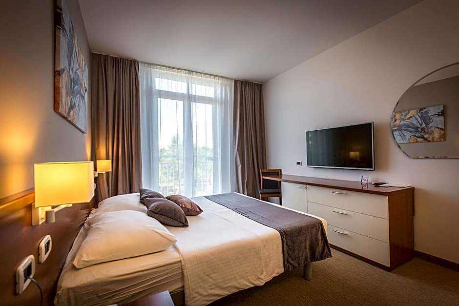 Arena Hotel Holiday