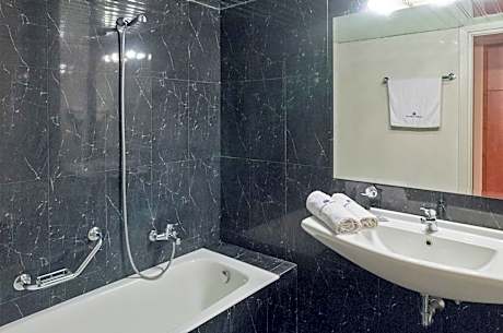 Quadruple Room (1 Double Bed and 2 Twin Beds)