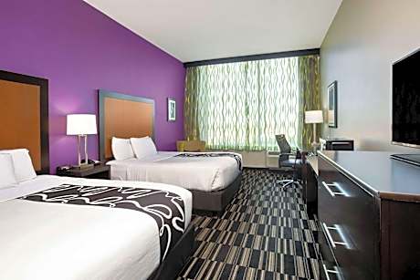 Queen Room with City View and Mobility/Hearing Impaired Access - Non-Smoking