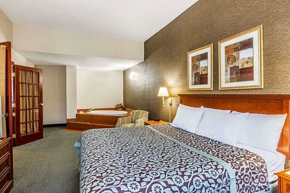 Photo 1 of 4 of Studio 1 King Bed Suite, Smoking