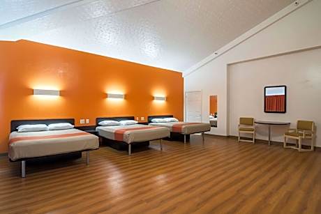 3 Queen Beds | Non-Smoking