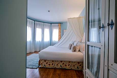 Suite with Hot Tub