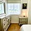3BR Modern Home - Near SkyTrain - Free Parking & Pet Friendly