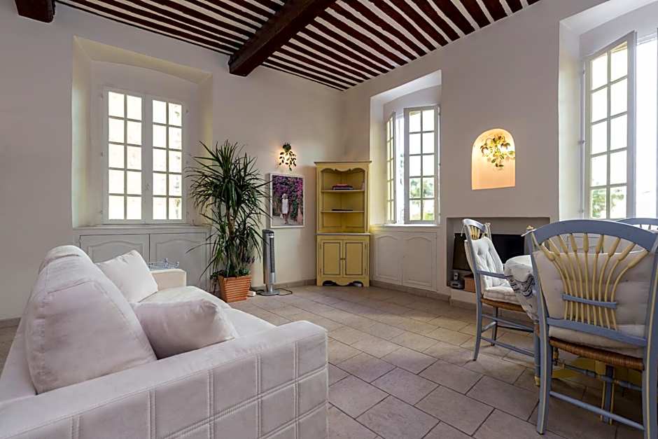 Very charming studio apartment on port in Cannes a short walk to Palais with Aircon and internet 411