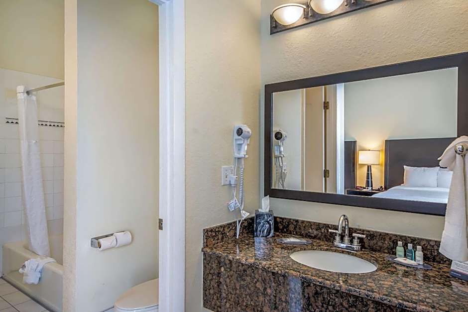 Clarion Inn & Suites Central Clearwater Beach