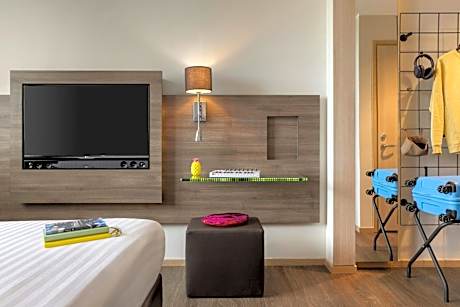 Moxy Queen Room