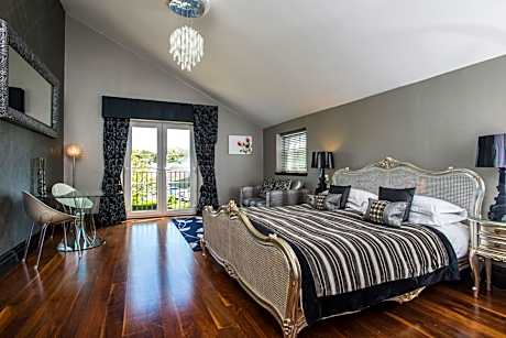 Ambleside King Suite with Spa Bath