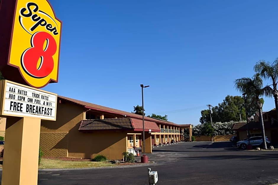 Super 8 by Wyndham Visalia
