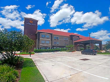 La Quinta Inn & Suites by Wyndham Mercedes Outlet Mall