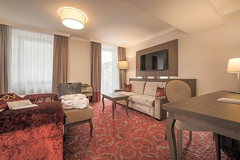 Hotel Norica - Thermenhotels Gastein mit dem Bademantel direkt in die Therme