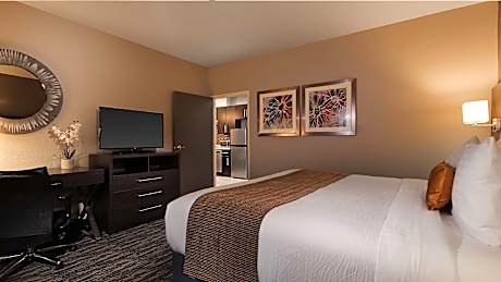 1 Bedroom Suite with 1 King Bed, Sofabed and Kitchenette - No Smoking