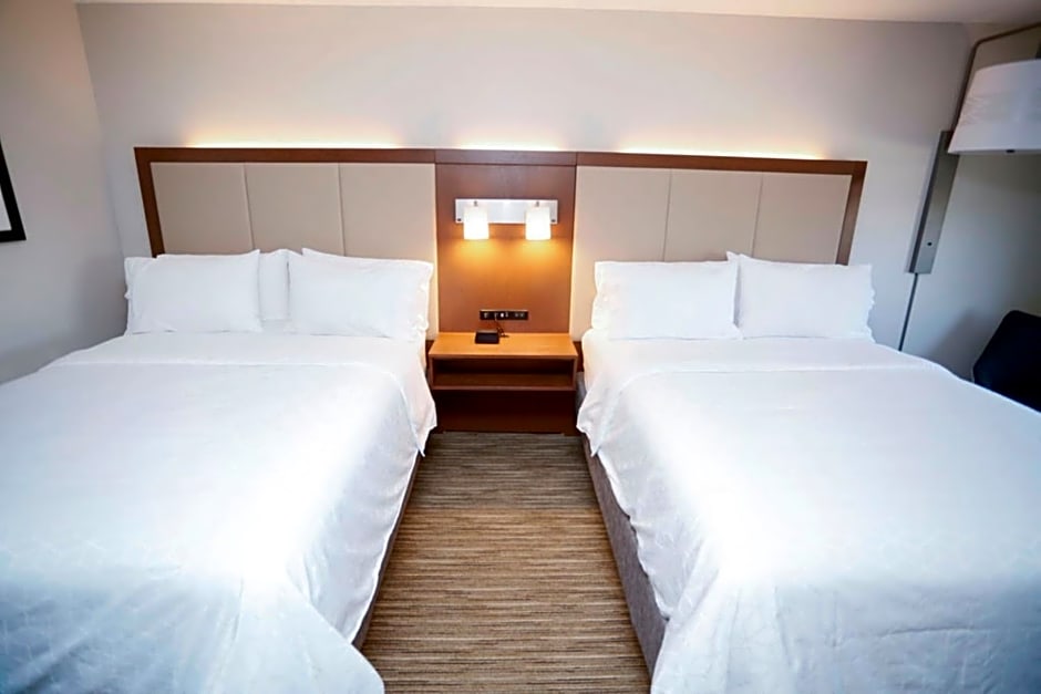 Holiday Inn Express Hotel & Suites Carlsbad By IHG